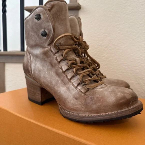 Freebird by Steven “Devin” Lace-Up Leather Ankle Boots Distressed Taupe Chic - Picture 12 of 12